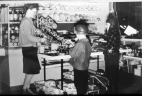 Kuva vuoden 1947 kaupasta, vasemmalla Onerva. Kuva on 1950 luvun lopulta.