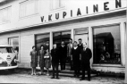 Henkilökunta 1947 kaupan edessä. Kolmas vasemmalta Onerva ja Martti. Oikealla Väinö.